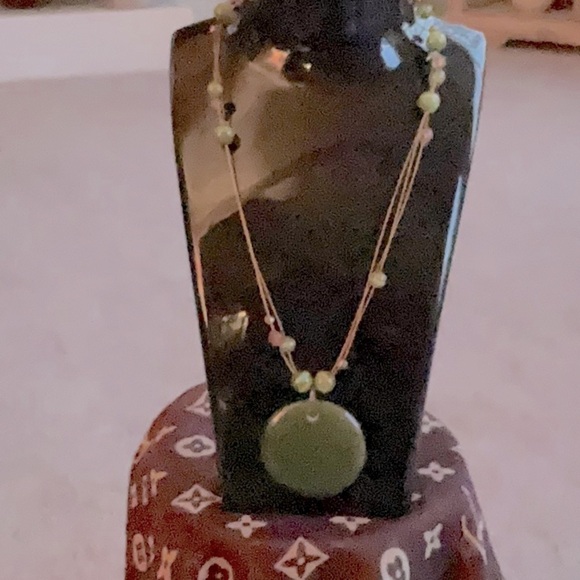 VINTAGE NECKLACE WITH OLIVE GREEN PENDENT - Picture 1 of 2